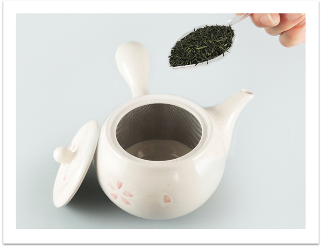 Place tea leaves into the kyusu.