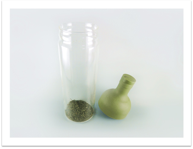 いつもお使いの茶葉を大さじ3 杯｛約15ｇ｝ほどいれます。