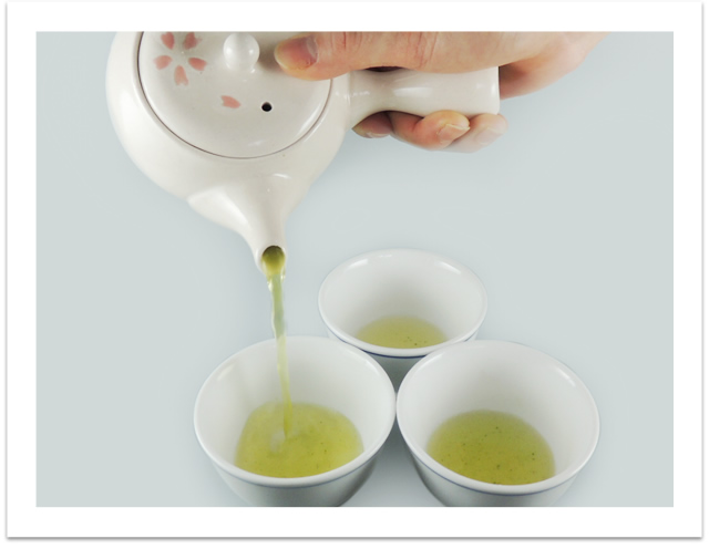 均等に湯呑に注ぎます